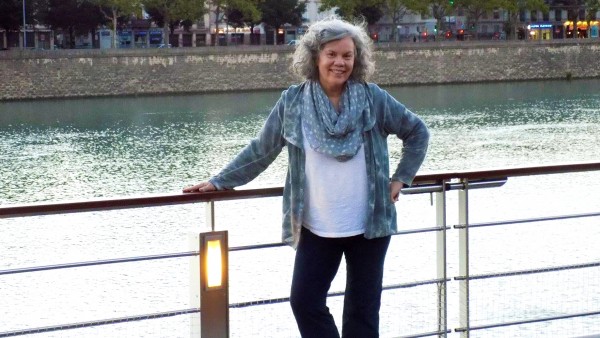 Anne Diamond interviews Writer Claire Cook