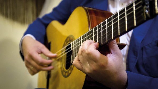 Alastair Miller in conversation with Latin and Spanish guitarist Vincenzo Martinelli