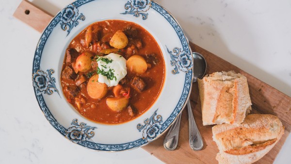 Discover the flavors of Hungarian goulash with Catherine Fulvio