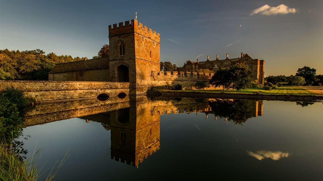 Explore Britain’s Great Homes, Gardens and Gin)