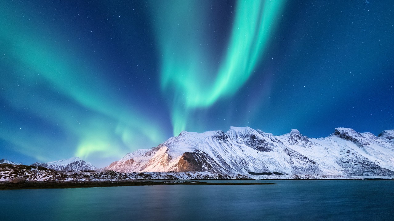 Learn about our In Search of the Northern Lights itinerary with Neil Barclay)