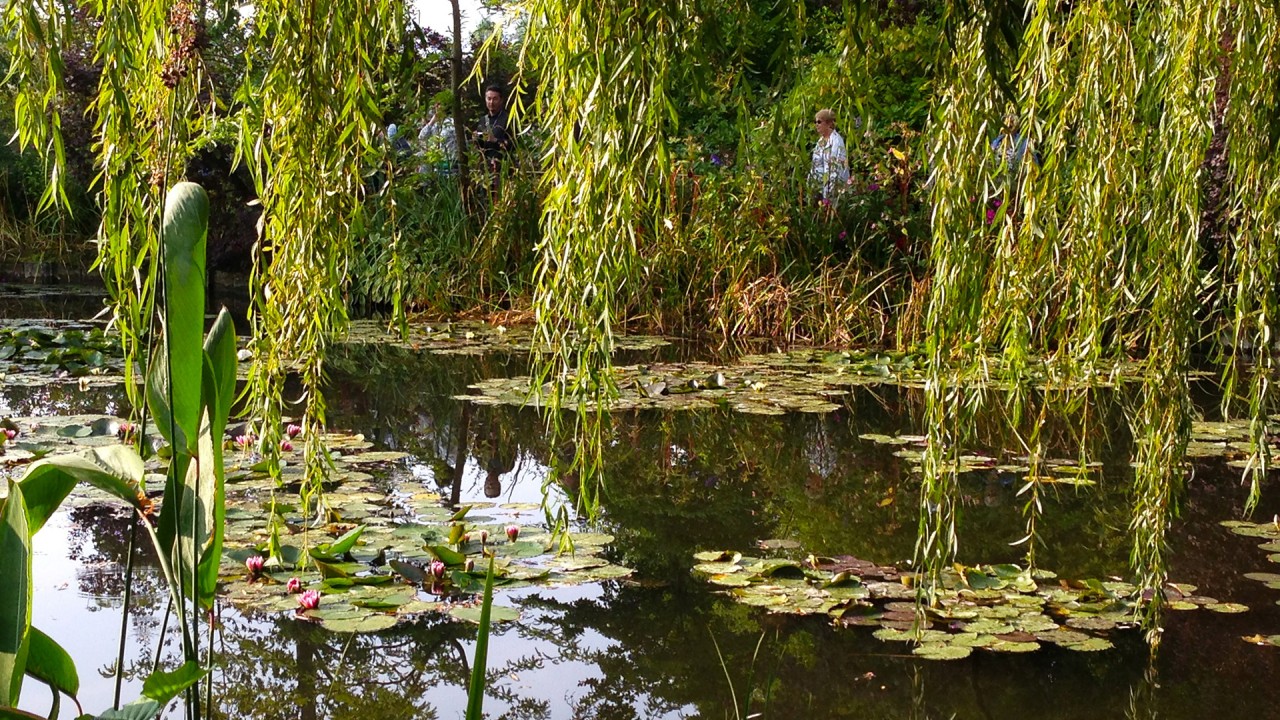 Alastair Miller in conversation with Claude Monet’s great-grandson, Philippe Piguet)