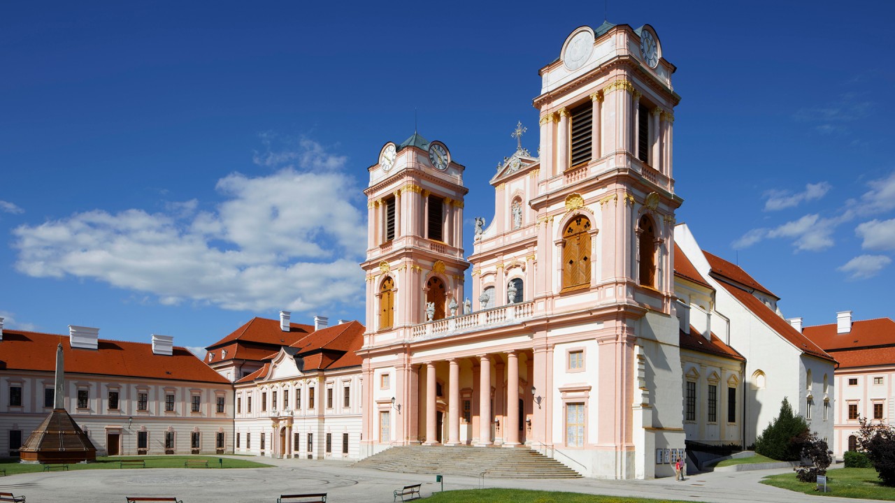 Anne Diamond learns about monastic living with Göttweig Abbey’s Father Pius Nemes)