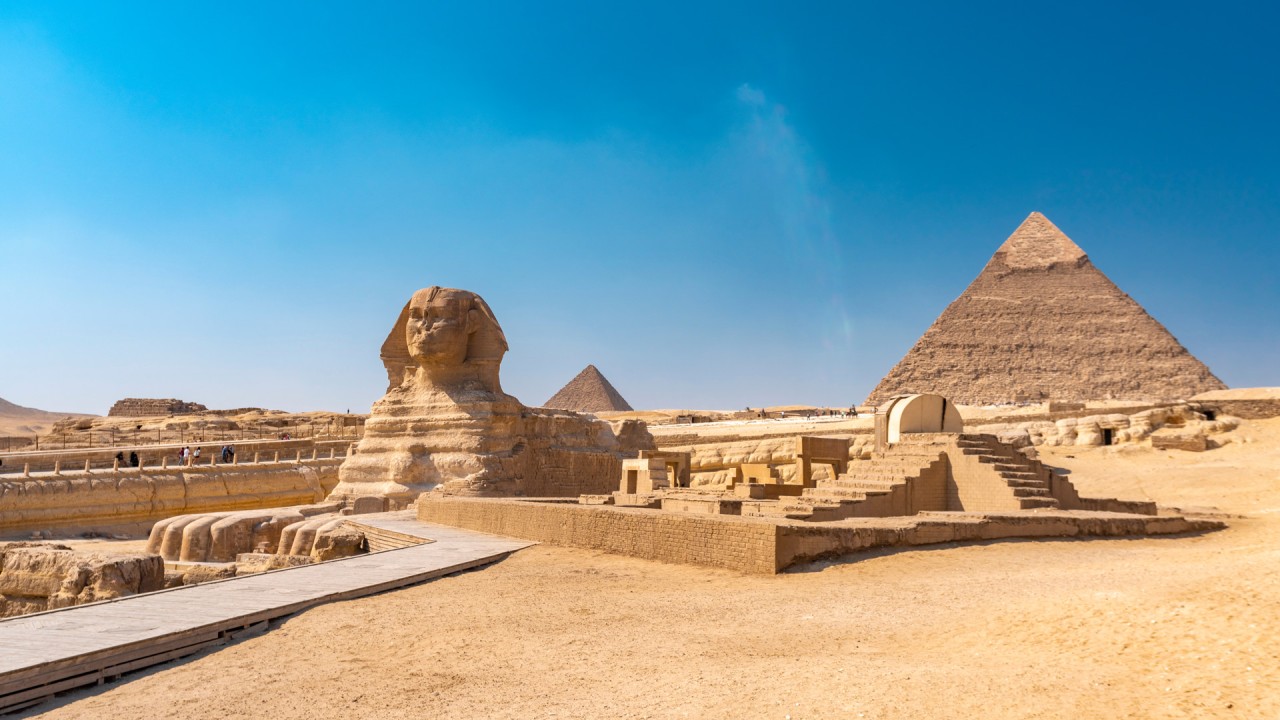 Sift through history on our Pharaohs & Pyramids itinerary with Joost Ouendag)