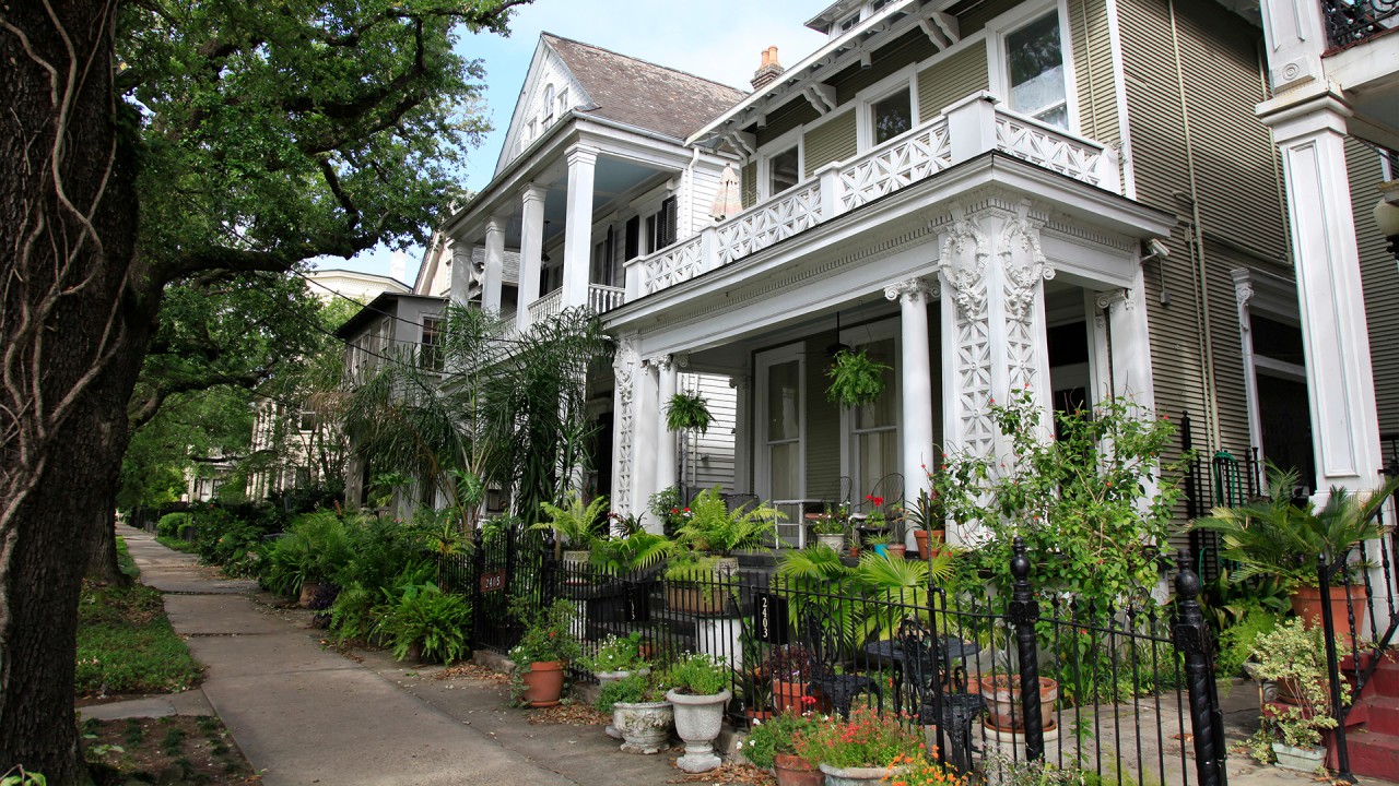 Stroll through New Orleans’s historic Garden District)