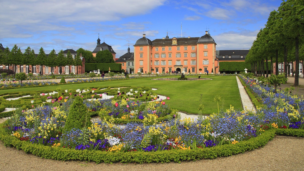 Explore the ornate gardens of Germany’s Schwetzingen Palace with Jan Enss)