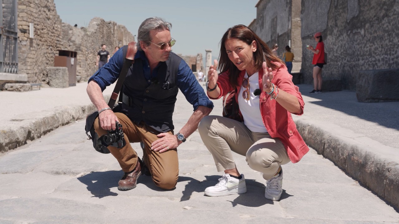 Explore the wonders of Naples with Alastair Miller)