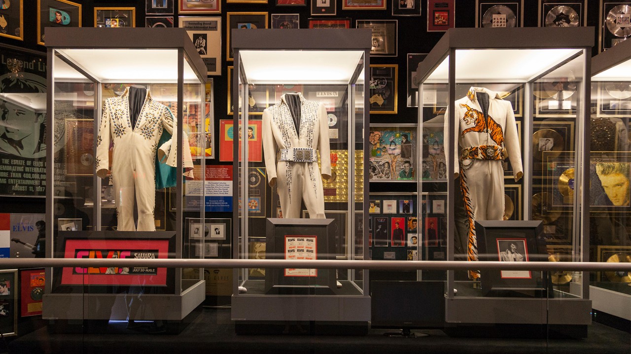 Explore Graceland, Elvis Presley’s Memphis home)