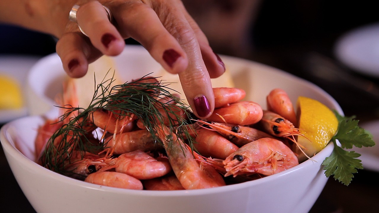 Peeling Shrimp in Bergen)